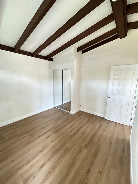 Building Photo - 169 E 68th Way
