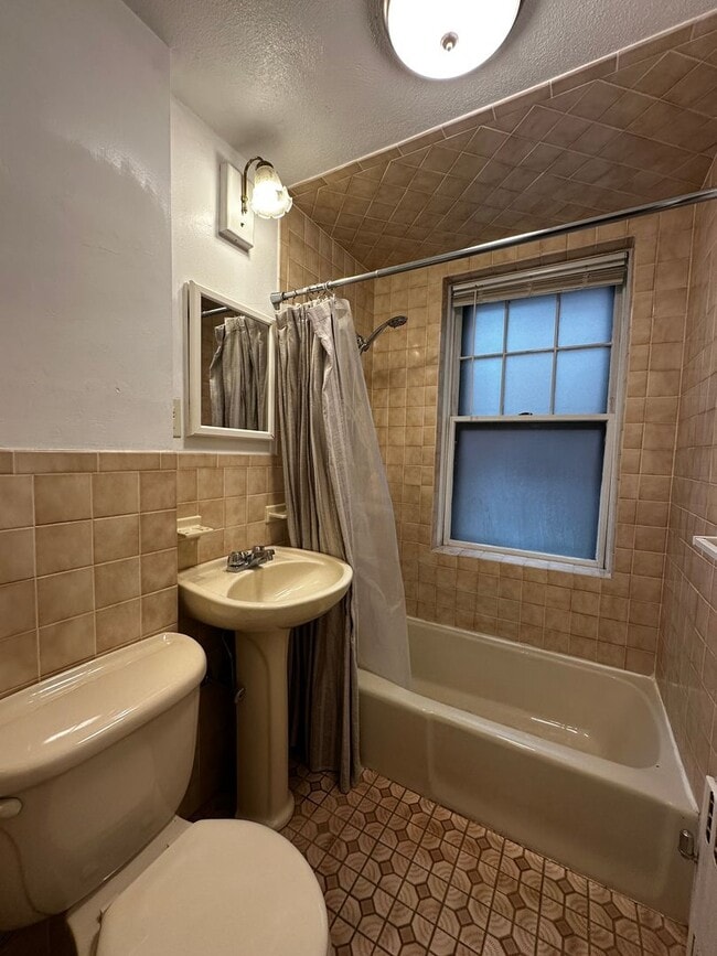 Building Photo - Charming 1-Bedroom Apartment Near Harvard ...