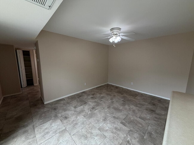 Building Photo - 1609 E Ellis Dr