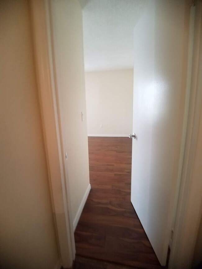 Building Photo - Beautiful 2/2 Towhhouse Feel Condo  x Rent...