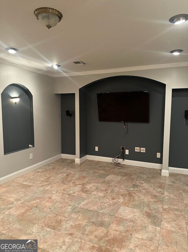 Building Photo - 711 Pine Grove Cir