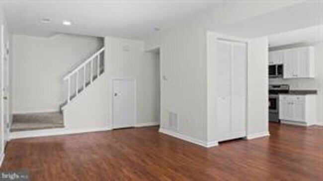 Building Photo - RENOVATED TOWNHOUSE WITH 3 BEDROOMS AND 1.5 BATHS, FENCED BACKYARD