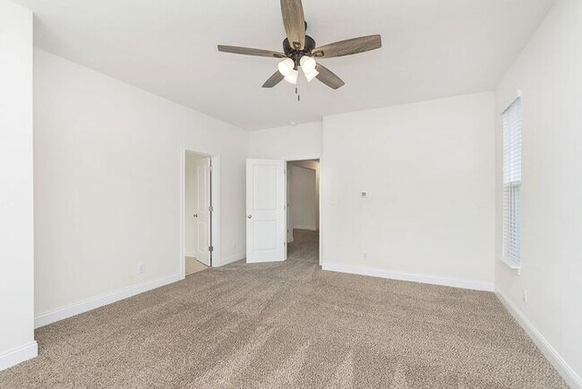 Building Photo - Beautiful Three Bedroom in Carmel!
