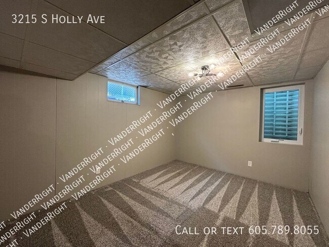 Building Photo - Updated 3 Bedroom 2 Bathroom!