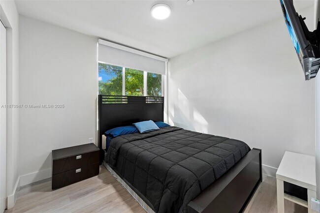 Building Photo - Distinctive 3-Bedroom Garden Villa in Aven...