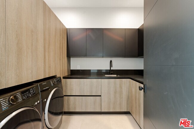 Building Photo - 738 N Harper Ave