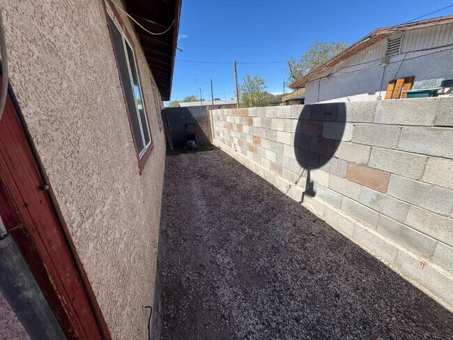 Building Photo - "Cozy 2-Bedroom Haven in North Las Vegas – 810 Sq Ft of Comfort on Harvard St!"