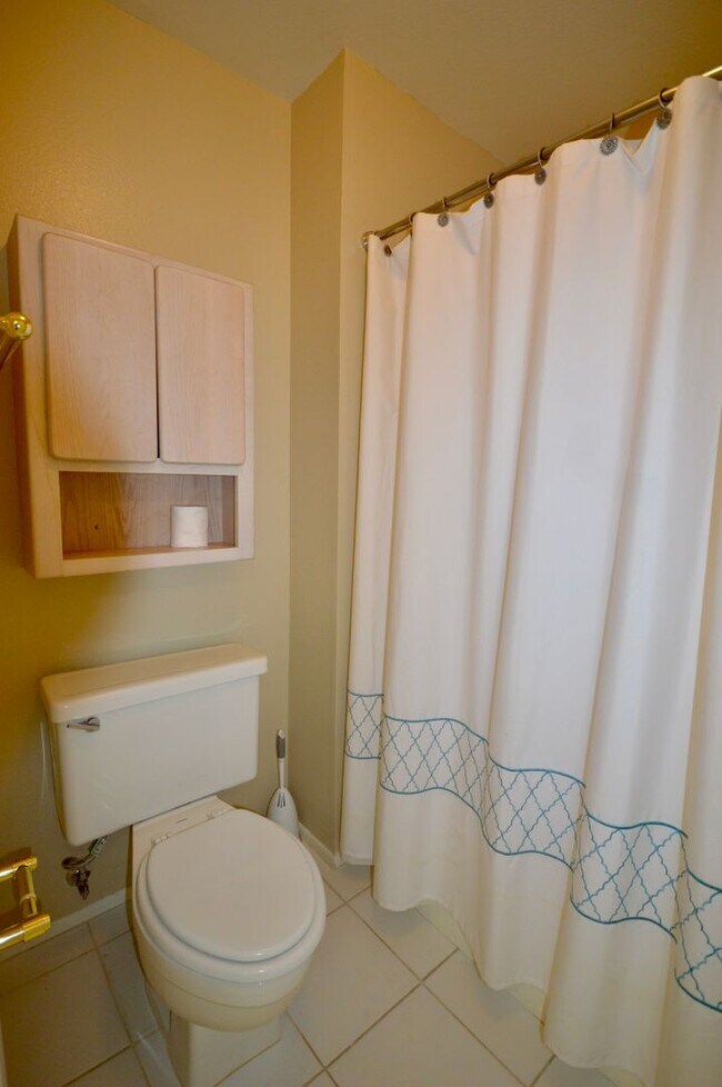 Building Photo - 2 Bedroom plus Den Home in 55+ Community i...