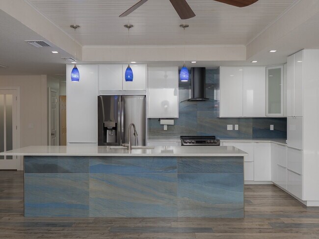 Building Photo - 3525 Riviera Dr