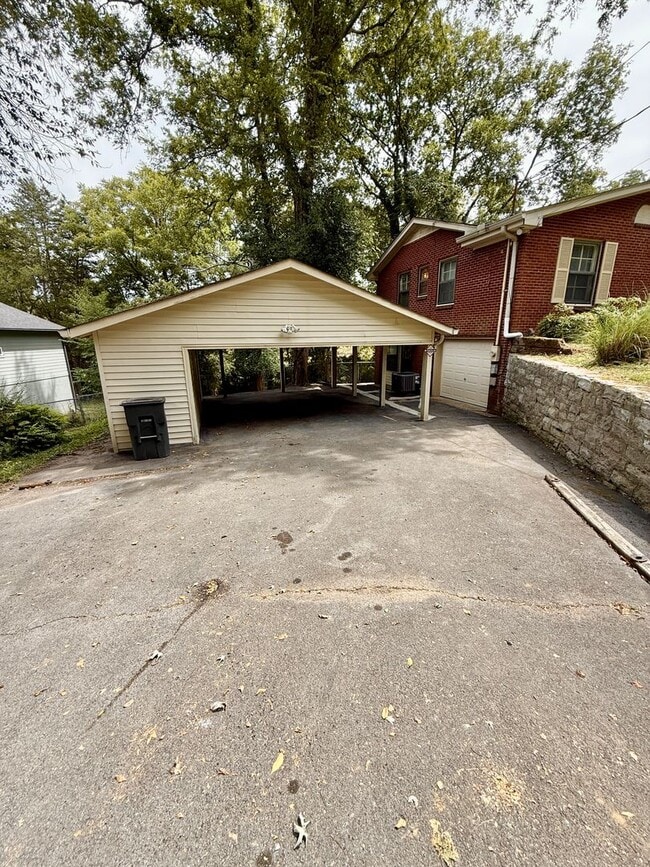 Building Photo - HUGE 4 Bedroom 2.5 Bath Donelson Ranch Cha...