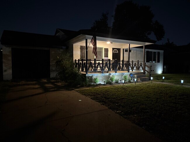 Building Photo - 2808 Grayson Dr