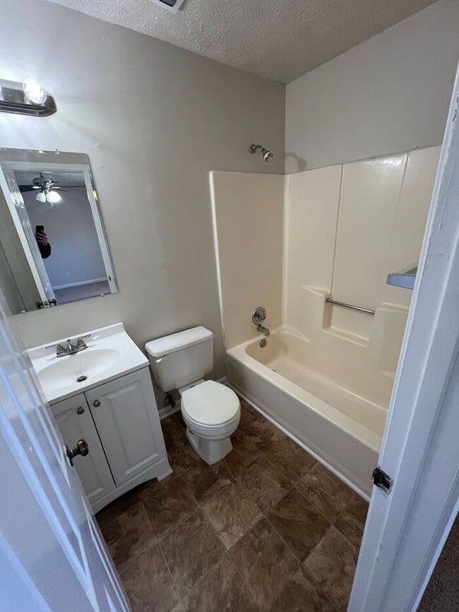 Building Photo - FINALLY A 2 BEDROOM 2.5 BATH IN LAWRENCEVILLE!