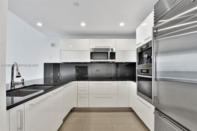 Building Photo - 17121 Collins Ave