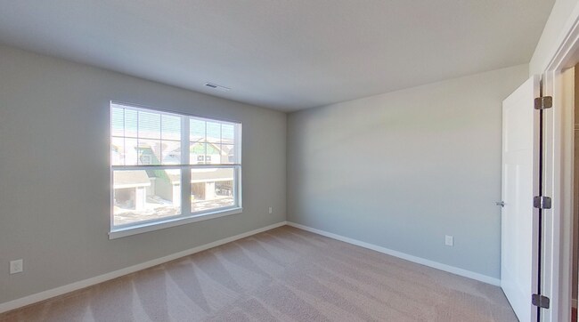 Building Photo - Condo Style Upper 2 Bedroom 1 Bathroom Apartment Available