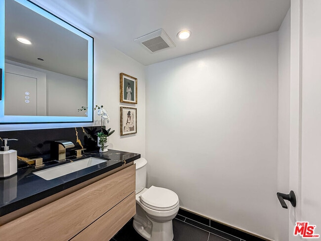 Building Photo - 1133 5th St