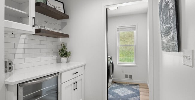 Building Photo - Furnished Home with Modern Amenities in Williamsburg