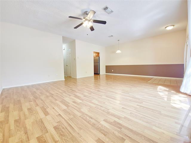 Building Photo - 422 W Oak St