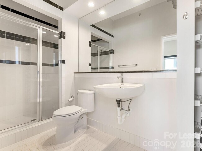 Building Photo - 514 W 10th St