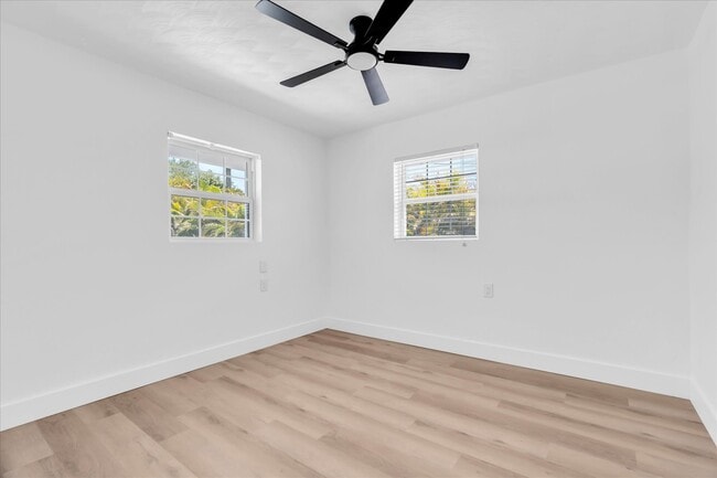 Building Photo - 8801 Sunlit Cove Dr NE