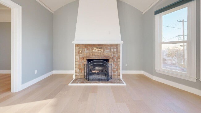 Building Photo - Remodeled 2 Bedroom | 1.5 Bathroom | Spaci...