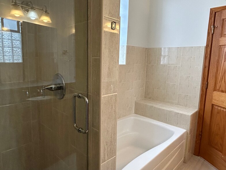 Full Bathroom #1 - 1901 S May St