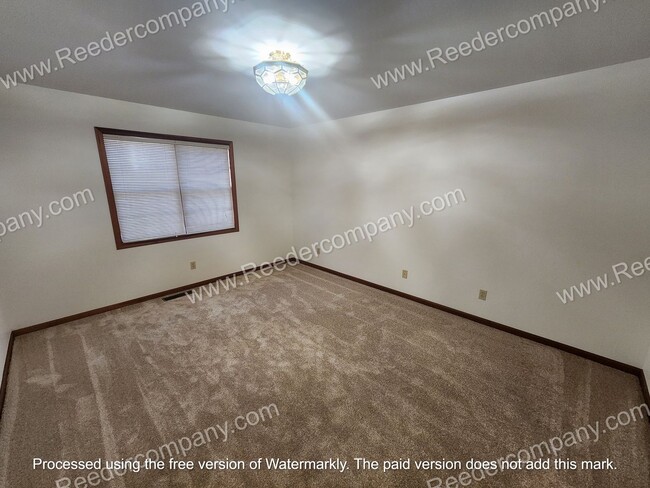 Building Photo - Spacious 3 bedroom 2 bathroom townhouse