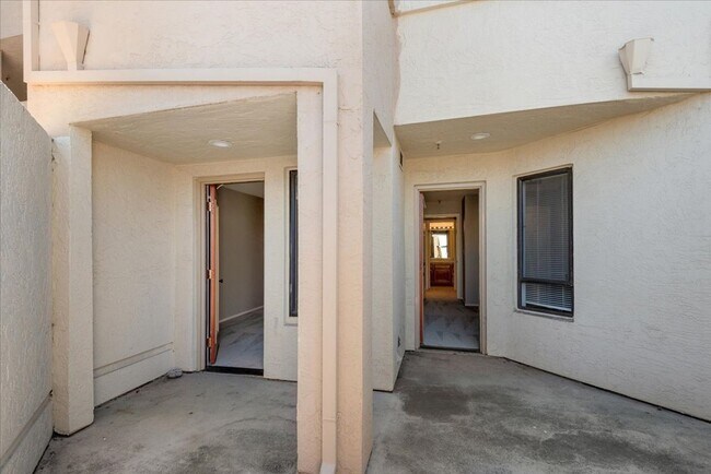 Building Photo - Beautiful 3 bed 2 bath condo near Downtown...