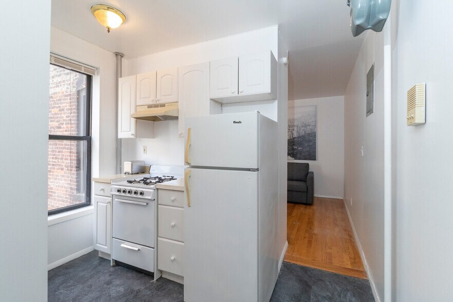 Building Photo - 334 E 96th St