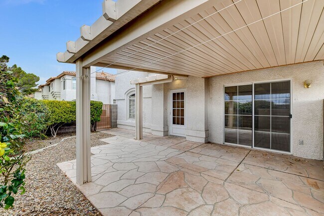 Building Photo - Spacious Townhome w/large yard! Near Summe...
