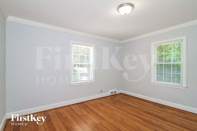 Building Photo - 1085 N Peace Haven Rd