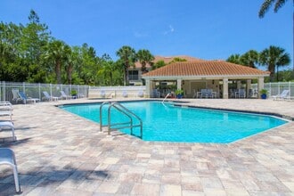 Building Photo - ** SPACIOUS 3 BED/2 BATH COACH HOME WITH T...