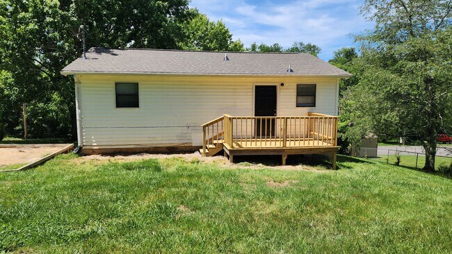 Building Photo - Nice Split Level Home- Ready for you to Call Home Today!