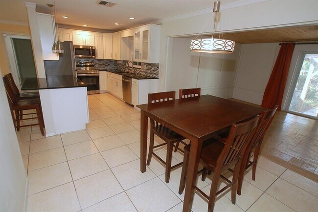 Building Photo - 468 Limewood Ave