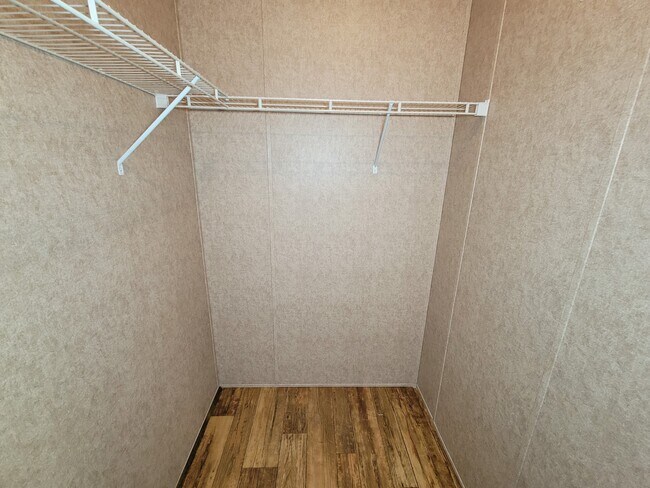 Building Photo - 10754 Lake Shore Dr