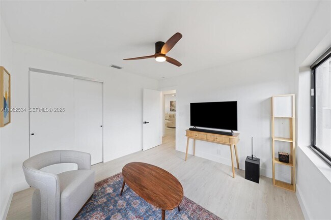 Building Photo - 1305 N 31st Rd