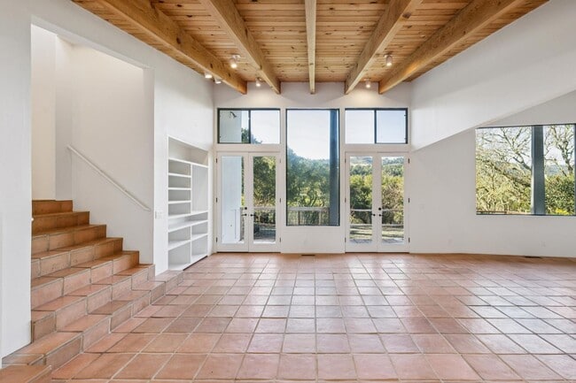 Building Photo - Charming 4BR Home Available in Private Portola Valley Cul de Sac