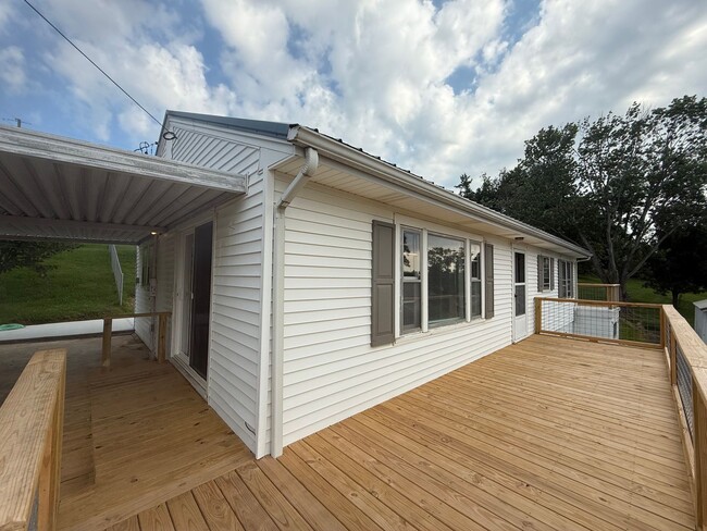 Building Photo - 3 Bedroom 2 Bathroom Home in Greeneville, TN