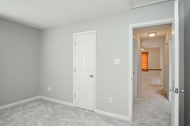 Building Photo - Beautiful Chesterfield Home Is Ready For Y...