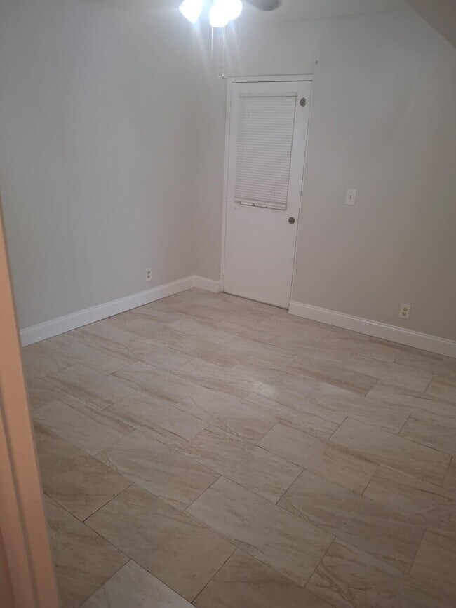 Building Photo - 9833 Westview Dr