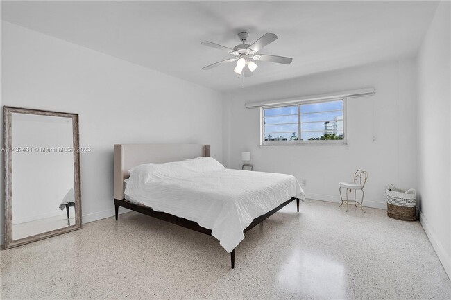 Building Photo - 9700 W Bay Harbor Dr