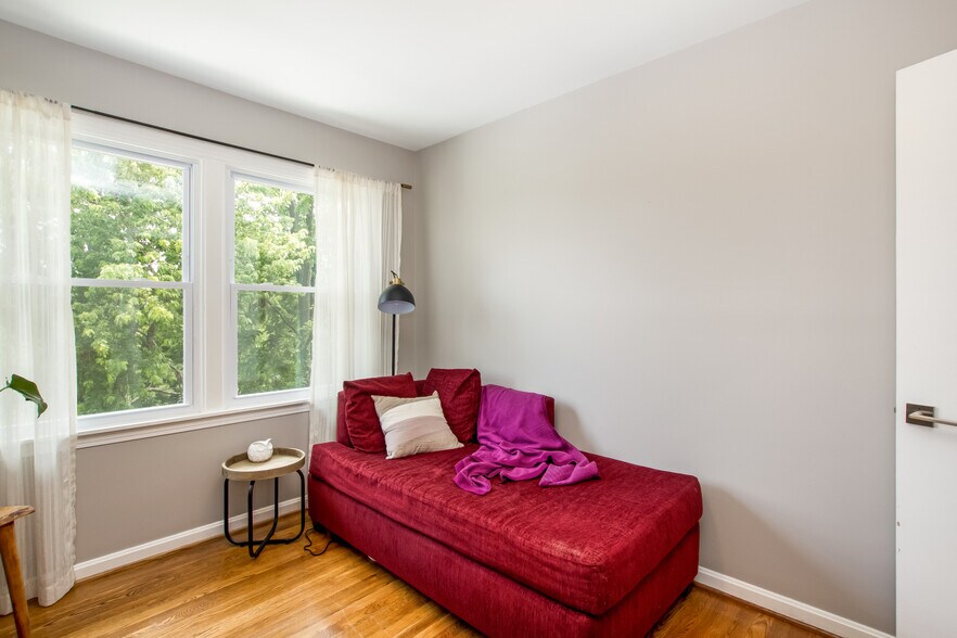 Building Photo - 2158 Brookview Dr