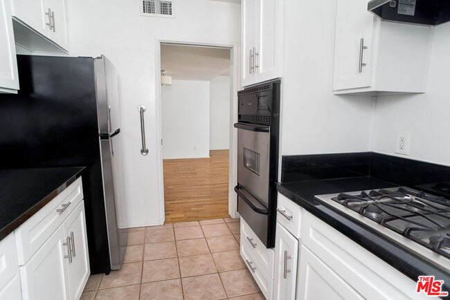 Building Photo - 416 N Oakhurst Dr