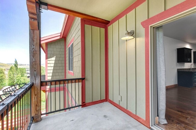 Building Photo - Unfurnished Condo Retreat with Modern Comf...