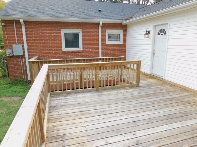 Building Photo - 915 Idlewood Dr