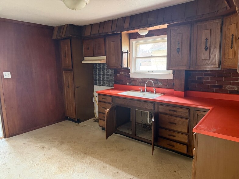 Building Photo - 1604 S Kneer Ave