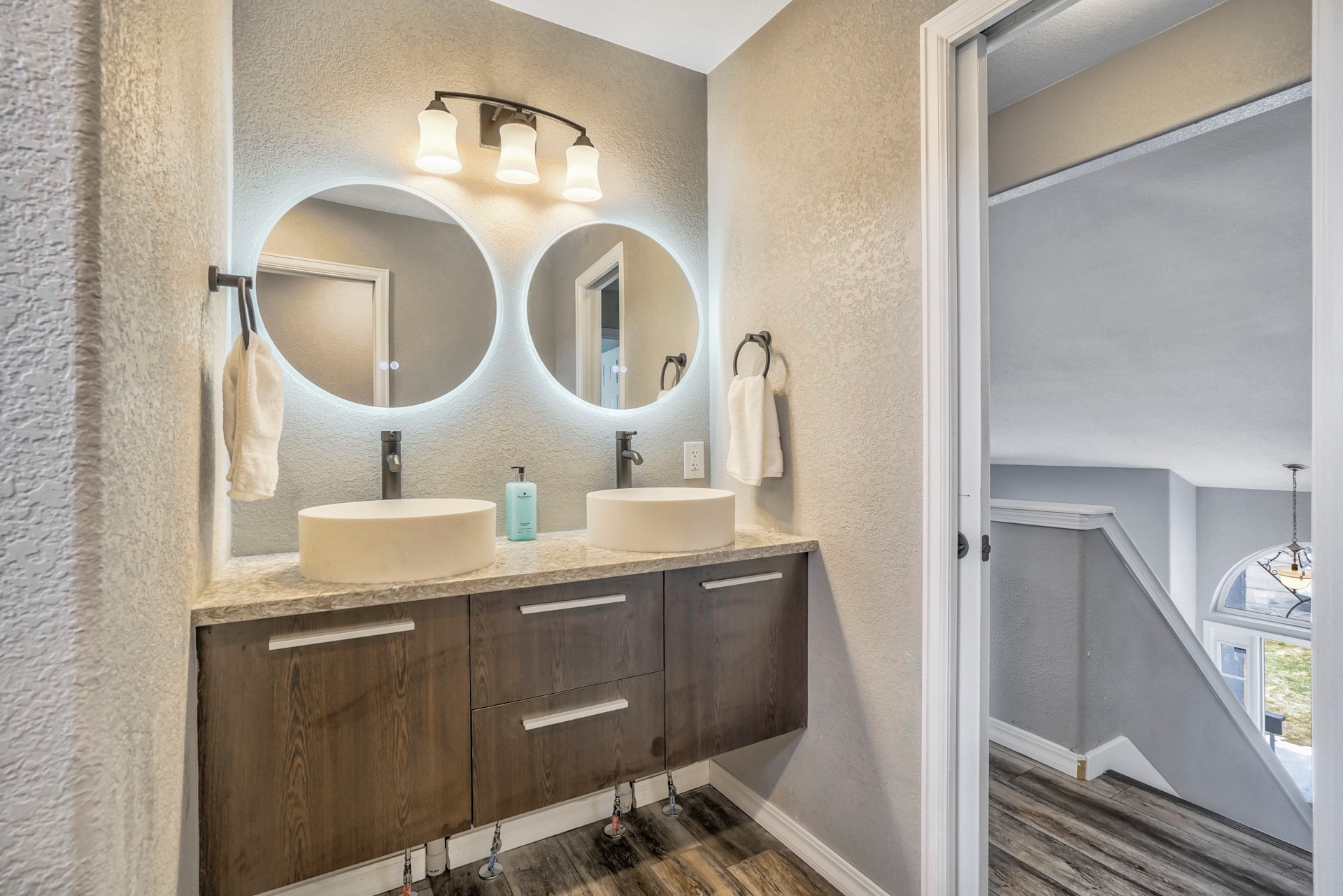 Top Floor Shared Bathroom - 1179 Westmoreland Rd