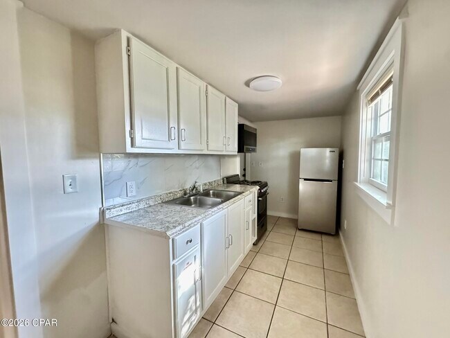 Building Photo - 106 N El Centro Blvd