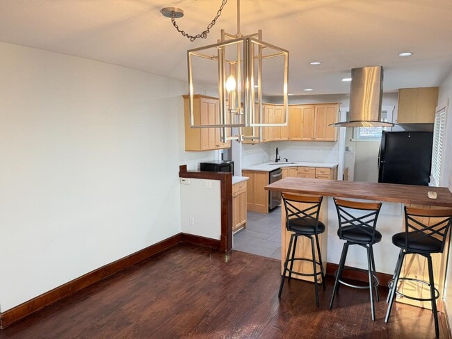 Building Photo - 565 Hollywood Ave