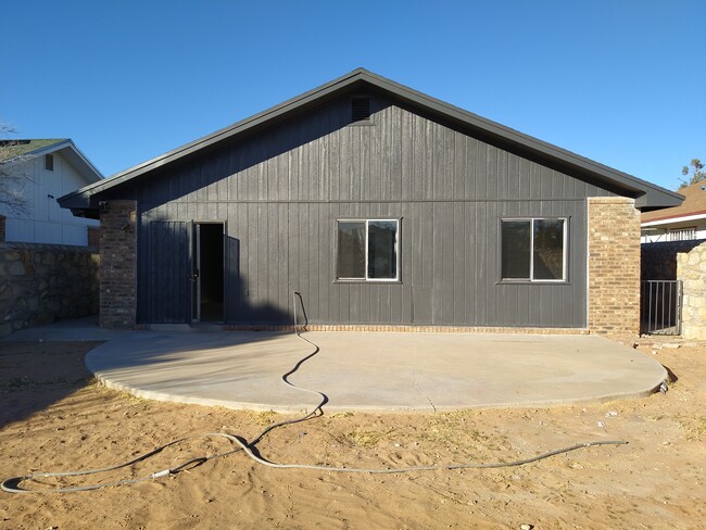 Building Photo - 12130 Royal Woods Dr