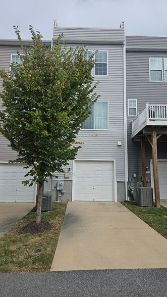 Building Photo - 9072 Fox Stream Way